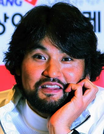 ▲ 2010 시즌 새 둥지를 찾은 '코리안 특급' 박찬호가 22일 오후 서울 강남의 한 피트니스클럽에서 기자회견을 열어 뉴욕 양키스 입단을 공식 발표하고 있다. 계약조건은 1년간 기본 연봉 120만달러를 받고 30만달러는 성적에 따라 보너스로 받는다. ⓒ&nbsp;연합뉴스