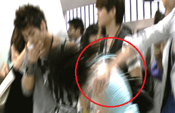 ▲ 샤이니의 매니저가 한 여성 팬의 머리를 때리는 모습.