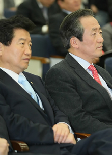 ▲ 한나라당 정몽준(오른쪽)대표,안상수(왼쪽) 원내대표가 23일 국회에서 열린 한나라당 '세종시의총'에서 동료들의 발언을 듣고 있다 ⓒ연합뉴스