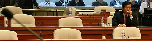 ▲ 한나라당은 24일 오후 2시 사흘째 세종시 당론변경을 위한 의원총회를 소집해 토론에 나섰지만, 사진과 같이 의석은 텅 비어 있다. ⓒ 연합뉴스