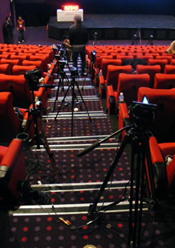 ▲ 계단에 마련된 30여대의 캠코더는 진행요원들이 탈락자를 실시간으로 가려내는데 사용되고 있다 ⓒ 뉴데일리