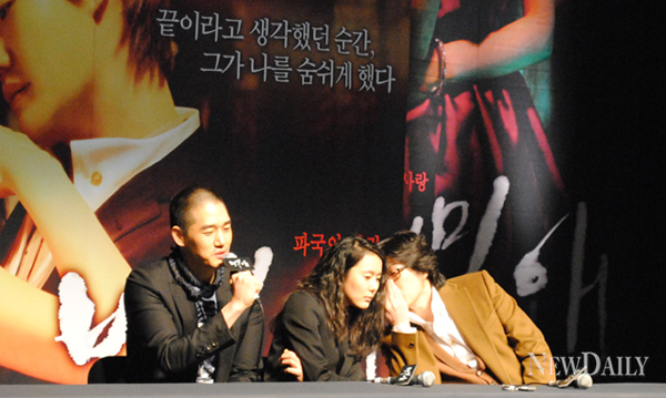 ▲ 영화 '비밀애' 제작보고회에서 유지태(좌)가 인터뷰에 답변을 하는 사이 윤진서(중)와 류훈(우) 감독이&nbsp;귓속말을 나누고 있다ⓒ 뉴데일리