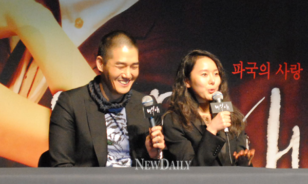 ▲ 영화 '비밀애' 제작보고회 현장에서 유지태(좌)와 윤진서(우)가 인터뷰를 하고 있다&nbsp;ⓒ 뉴데일리