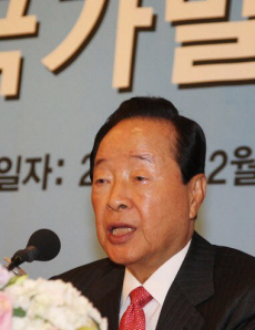 ▲ 김영삼 전 대통령이 25일 서울 롯데호텔에서 열린 세종연구소 주최 제1차 세종국가전략조찬 포럼에 참석, 강연하고 있다 ⓒ&nbsp;연합뉴스