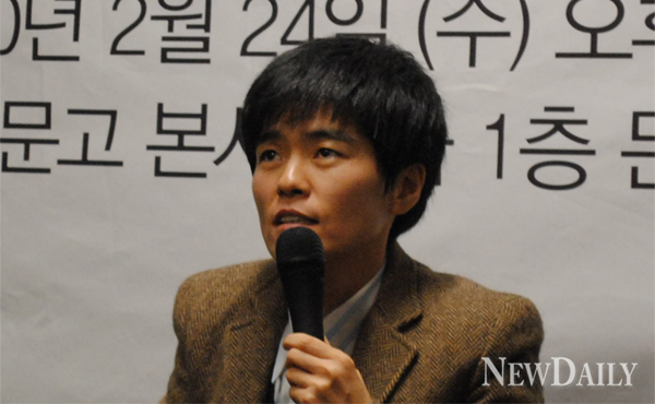 ▲ 드라마 작가 노희경이 24일&nbsp;드라마 '거짓말' 대본집&nbsp;출간 기자간담회에서 일본드라마 각색 현상에 대한 의견을 말하고 있다 ⓒ 뉴데일리