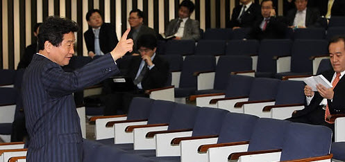 ▲ 한나라당 안상수 원내대표가 25일 오전 국회에서 열린 의원총회에 참석, 의원들에게 얘기하고 있다 ⓒ&nbsp;연합뉴스