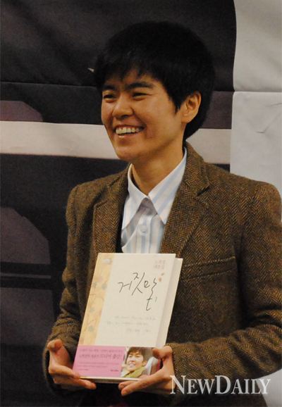 ▲ 드라마 작가 노희경이&nbsp;24일 기자간담회에서 '거짓말' 대본집을 들고 포즈를 취하고 있다&nbsp;ⓒ 뉴데일리