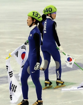 ▲ 25일 밴쿠버 퍼시픽 콜리시움에서 열린 2010 밴쿠버 동계올림픽 여자 쇼트트랙 3000m 계주 결승에서 1위로 들어온 한국대표팀이 중국과의 몸싸움으로 실격처리되자 선수들이 억울해 하고 있다. ⓒ&nbsp;연합뉴스