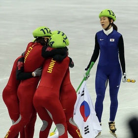 ▲ 25일 밴쿠버 퍼시픽 콜리시움에서 열린 2010 밴쿠버 동계올림픽 여자 쇼트트랙 3000m 계주 결승에서 1위로 들어온 한국대표팀이 몸싸움으로 실격처리되자 조해리가 억울해 하고 있다. ⓒ&nbsp;연합뉴스