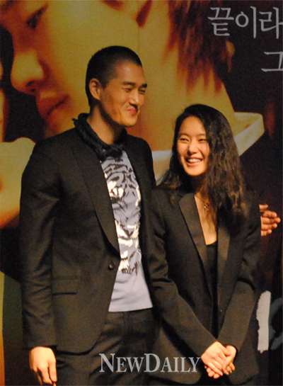 ▲ 영화 '비밀애' 제작보고회 현장에서 유지태(좌)와 윤진서(우)가&nbsp;다정한 포즈를 취하고 있다&nbsp;ⓒ 뉴데일