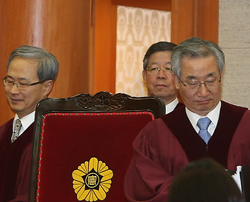 ▲ 이강국 헌법재판소장과 재판관들이 25일 오후 헌법재판소 대심판정에서 사형제에 대한 위헌법률심판 제청 사건 선고를 위해 입장하고 있다 ⓒ 연합뉴스