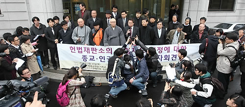 ▲ 헌법재판소가 13년여만에 사형제도의 위헌성 여부를 심리한 끝에 다시 합헌 결정을 내린 가운데 25일 오후 헌법재판소에서 국제앰네스티한국지부 등 종교ㆍ인권ㆍ시민단체가 개최한 기자회견에서 참석자들이 사형제 폐지를 요구하고 있다 ⓒ 연합뉴스 