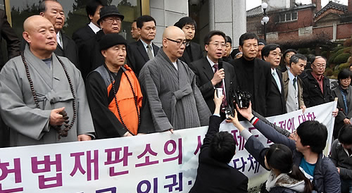 ▲ 헌법재판소가 13년여만에 사형제도의 위헌성 여부를 심리한 끝에 다시 합헌 결정을 내린 가운데 25일 오후 헌법재판소에서 국제앰네스티한국지부 등 종교ㆍ인권ㆍ시민단체가 개최한 기자회견에서 참석자들이 사형제 폐지를 요구하고 있다 ⓒ&nbsp;연합뉴스