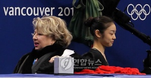 ▲ 2010 밴쿠버 동계올림픽 여자 피겨 쇼트프로그램 경기를 하루 앞둔 23일 오전(한국시간) 퍼시픽 콜리시움에서 김연아가 아사다 마오의 타라소바 코치 옆을 지나고 있다. ⓒ 연합뉴스