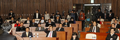 ▲ 26일 오전 국회 예결위회의장에서 열린 한나라당 의원총회에서 참석 의원들이 발언 신청자의 토론을 듣고 있다 ⓒ 연합뉴스