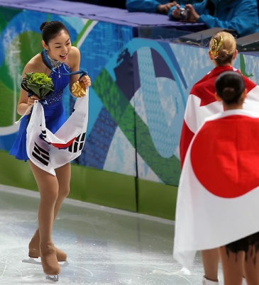 ▲ 26일 밴쿠버 퍼시픽 콜리시움에서 열린 2010 밴쿠버 동계올림픽 여자 싱글 피겨스케이팅 시상식에서 김연아가 금메달을 목에 건 후 관중들의 환호에 답하고 있다.&nbsp; ⓒ 연합뉴스