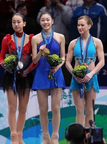 ▲ 26일 밴쿠버 퍼시픽 콜리시움에서 열린 2010 밴쿠버 동계올림픽 여자 싱글 피겨스케이팅 시상식에서 김연아가 금메달을 목에걸고 가장 높은 곳에서 은메달 마오 .동메달 로셰트와 함께 기념촬영하고 있다. ⓒ&nbsp;연합뉴스