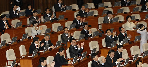 ▲ 본회의에 참석한 의원들이 26일 밴쿠버 동계올림픽 피겨스케이팅 여자 싱글에서 금메달을 딴 김연아 선수를 축하하며 박수치고 있다 ⓒ연합뉴스 