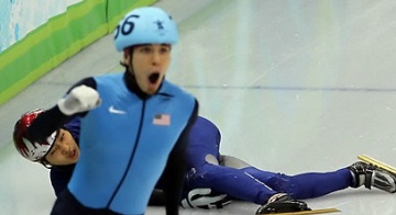 ▲ 27일 오전(한국시간) 밴쿠버 동계올림픽 남자 쇼트트랙 500m 결승이 열린 퍼시픽 콜리시움에서 한국의 성시백이 결승선을 앞에두고 넘어지고 있다. 오노의 실격으로 은메달.  ⓒ 연합뉴스