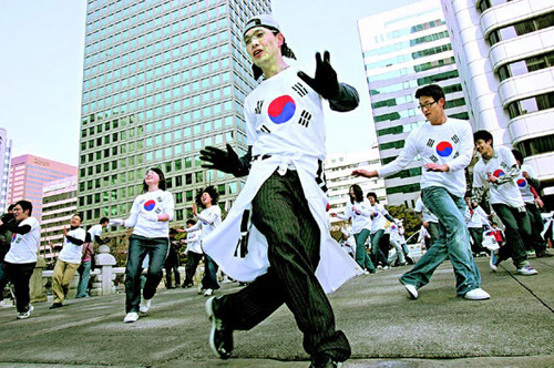 ▲ 시민들과 함께 꼭지점 댄스 ⓒ&nbsp;세계국학원 청년단 제공&nbsp;