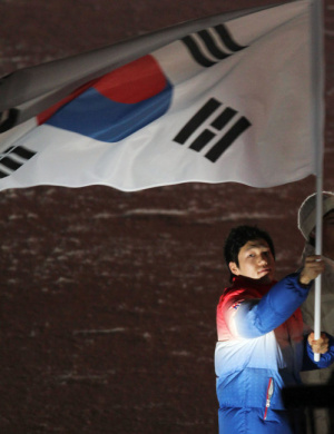 ▲ 태극기를 들고 입장하는 모태범 ⓒ 연합뉴스