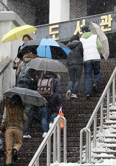 ▲ 1월 실업자가 10여년만에 100만명을 넘어선 가운데 대학생들이 취업준비 등을 위해 방학중에도 도서관으로 향하고 있다 ⓒ&nbsp;연합뉴스