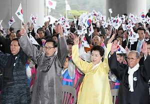 ▲ 1일 천안 독립기념관에서 열린 제91주년 3.1절 기념식에서 이명박 대통령 내외와 김형오 국회의장 등 참석자들이 만세삼창을 하고 있다. ⓒ 연합뉴스