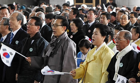▲ 1일 천안 독립기념관에서 열린 제91주년 3.1절 기념식에서 이명박 대통령과 4부 요인 등 참석자들이 3.1절 노래를 제창하고 있다. ⓒ 연합뉴스