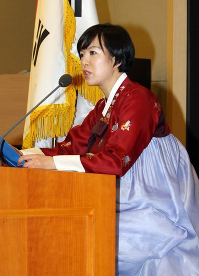 ▲ 3.1절인 1일 김은혜 청와대 대변인이 춘추관에서 한복을 입고 현안 브리핑을 하고 있다. ⓒ 연합뉴스