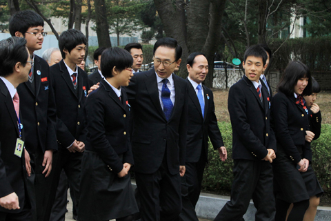 ▲ 2일 서울 강남구 수도전기공업고등학교에서 열린 전국 21개 마이스터고 전국 동시 개교식에 참석한 이명박 대통령이 학생들과 대화를 나누며 격려하고 있다. ⓒ 뉴데일리 <=청와대 제공>