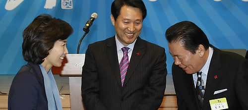 ▲ 오세훈 서울시장(가운데)과 나경원 의원(왼쪽), 정동일 서울 중구청장(오른쪽)이 1월 18일 서울 중구 구민회관에서 열린 신년인사회에서 인사하고 있다 ⓒ연합뉴스