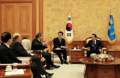 ▲ 이명박 대통령은 2일 청와대에서 방한 중인 미셸 플라티니 유럽축구연맹(UEFA) 회장을 접견하고 오는 2022년 우리나라의 월드컵 유치 당위성을 설명하고, 협조를 당부했다. ⓒ 뉴데일리 <=청와대 제공>