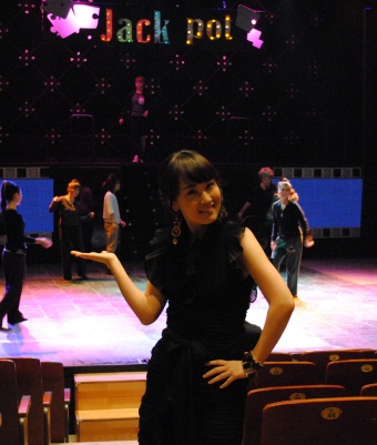 ▲ 뮤지컬 '잭팟'을 통해 또 다른 비상을 꿈꾸는 윤화재인. 무대 뒤로 리허설 장면이 보이고 있다.  ⓒ 뉴데일리