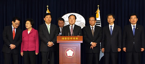 ▲ 김창호 전 국정홍보처장(왼쪽에서 세번째)과 차성수 전 청와대 시민사회수석(왼쪽에서 여섯번째)이 3일 오전 국회 정론관에서 열린 민주당 입당 기자회견에서 노 전 대통령의 후원회장있던 이기명씨의 격려사를 경청하고 있다 ⓒ연합뉴스