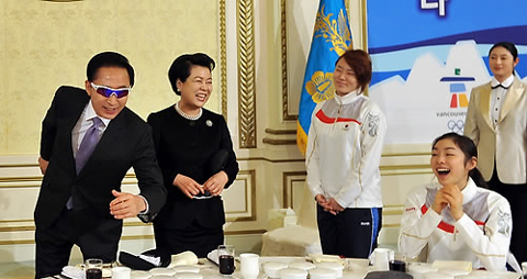 ▲ 이명박 대통령이 3일 낮 청와대에서 밴쿠버동계올림픽 대표선수단과 가진 환영 오찬에서 모태범으로부터 선물받은&nbsp;고글을 쓰고 스케이팅 포즈를 취하고 있다. ⓒ 연합뉴스
