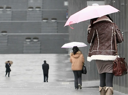 ▲ 대학캠퍼스를 혼자 거니는 학생들을 쉽게&nbsp;볼 수 있다&nbsp;ⓒ 연합뉴스