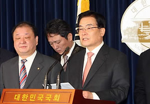 ▲ 우근민 전 제주지사가 3일 국회에서 민주당 입당을 발표하고 있다. ⓒ&nbsp;연합뉴스