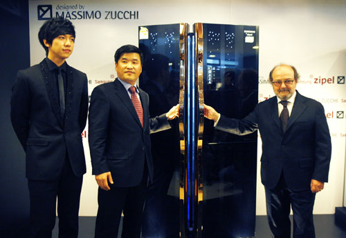 ▲ (왼쪽부터) 지펠 광고 모델 이승기, 삼성전자 생활가전사업부장 홍창완 부사장, 디자이너 마시모 주끼가 신제품을 선보이고 있다. ⓒ 뉴데일리