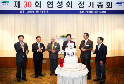 ▲ 삼성전자 협력업체 협의회 정기총회.(왼쪽부터) 윤주화 사장(삼성전자), 김홍인 대표(한국니토옵티컬), 하덕린 대표(하엠), 최지성 대표이사 사장(삼성전자), 이세용 대표(이랜텍), 권오현 사장(삼성전자) ⓒ 뉴데일리