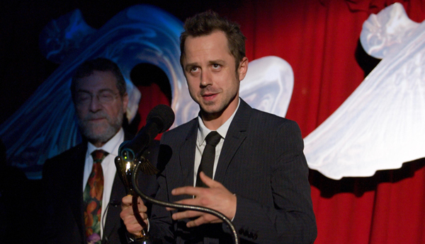 ▲ &nbsp;제1회 국제3D협회시상식에서 영화 '아바타'의 배우 지오바니 리비시가 제임스 카메론 감독을 대신해 상을 수상하고 있다&nbsp;ⓒ 뉴데일리