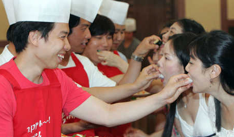 ▲ 이상적인 가사분담을 위해 남편들이 아내에게&nbsp;직접 만든 음식을 먹여주고 있다&nbsp;ⓒ&nbsp;연합뉴스