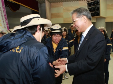 ▲ 강정원 KB국민은행장이 2일 KB국민은행 여의도본점 대강당에서 열린 발대식에서 출정을 앞둔 '라온아띠' 단원들을 격려하고 있다. ⓒ 뉴데일리
