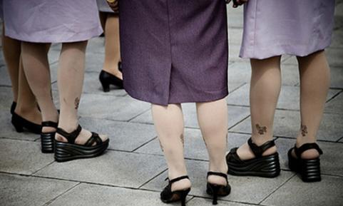 ▲ 자유아시아방송이 공개한 북한여성들의 '문신' 스타킹. 발목위에 무늬가 보인다.