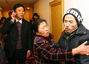 ▲ 중국의 한 정신병원에서 얼짱거지와 재회한 가족들 ⓒ&nbsp;온바오닷컴