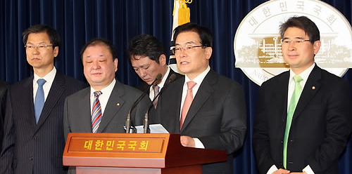 ▲ 우근민 전 제주지사(왼쪽 네번째)가 지난 3일 국회 정론관에서 민주당 입당 기자회견을 갖고 6.2 지방선거 출마를 선언하고 있다 ⓒ 연합뉴스