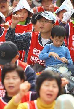 ▲ 근로자들이 비정규직 철폐를 주장하고 있다 ⓒ 연합뉴스