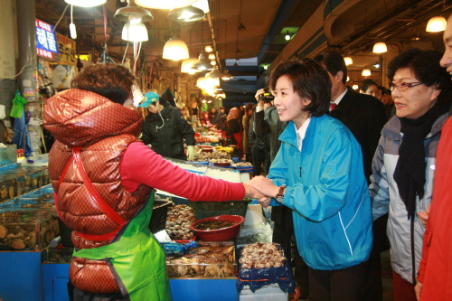 ▲ 한나라당 나경원 의원은 9일 오전 서울 노량진 수산시장을 방문해 상인들과 첫 세심미팅을 가졌다. ⓒ&nbsp;나경원 의원실 제공&nbsp;