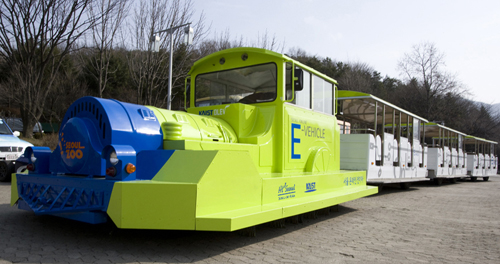 ▲ 무선으로 전기를 자체 충전해 달리는 온라인 전기차(OLEV:On-line Electric Vehicles)가 세계 최초로 실용화 돼 9일 서울대공원에서 운행을 시작했다.ⓒ뉴데일리<=서울시제공>