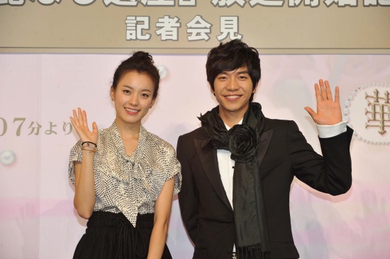 ▲ 지난 5일 일본 프로모션 행사에 참석한 한효주(좌)와 이승기(우).  ⓒ 뉴데일리