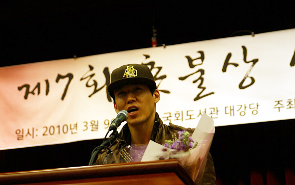 ▲ '제7회 촛불상' 수상자 가수 션 ⓒ 뉴데일리